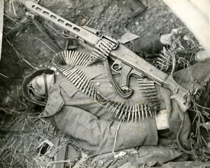 How many Italian soldiers were captured in ww2?