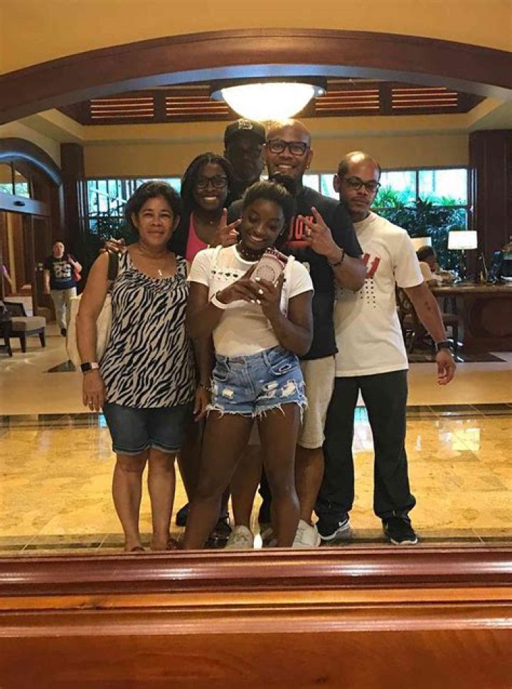 How many siblings does Simone Biles have?