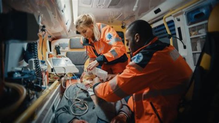 How much do paramedics make on a cruise ship?