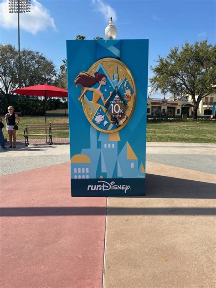 How much does a dancer at Disney make?