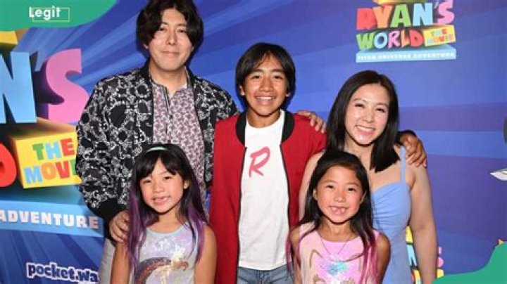 How old are Ryan's sisters in 2021?