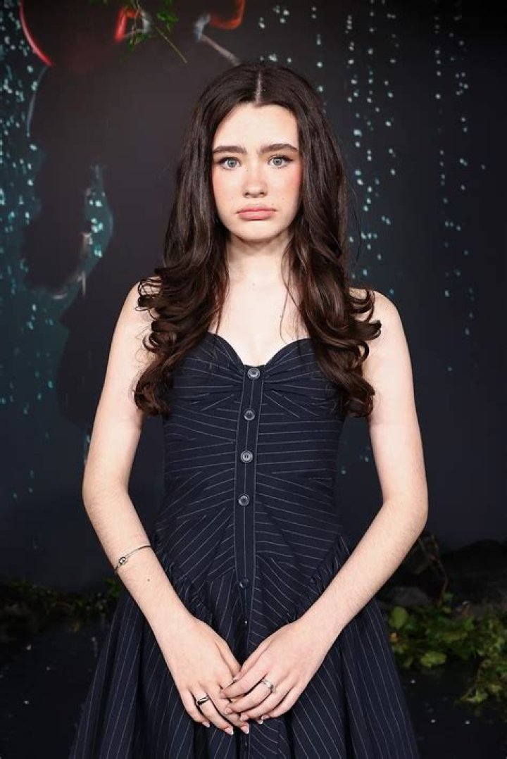 How old is Clara Chloe sister?