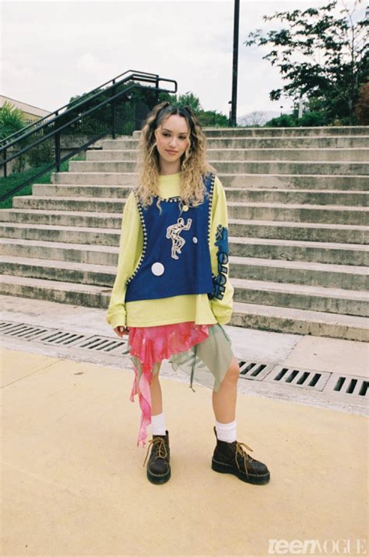 How old is Dani in The L Word?