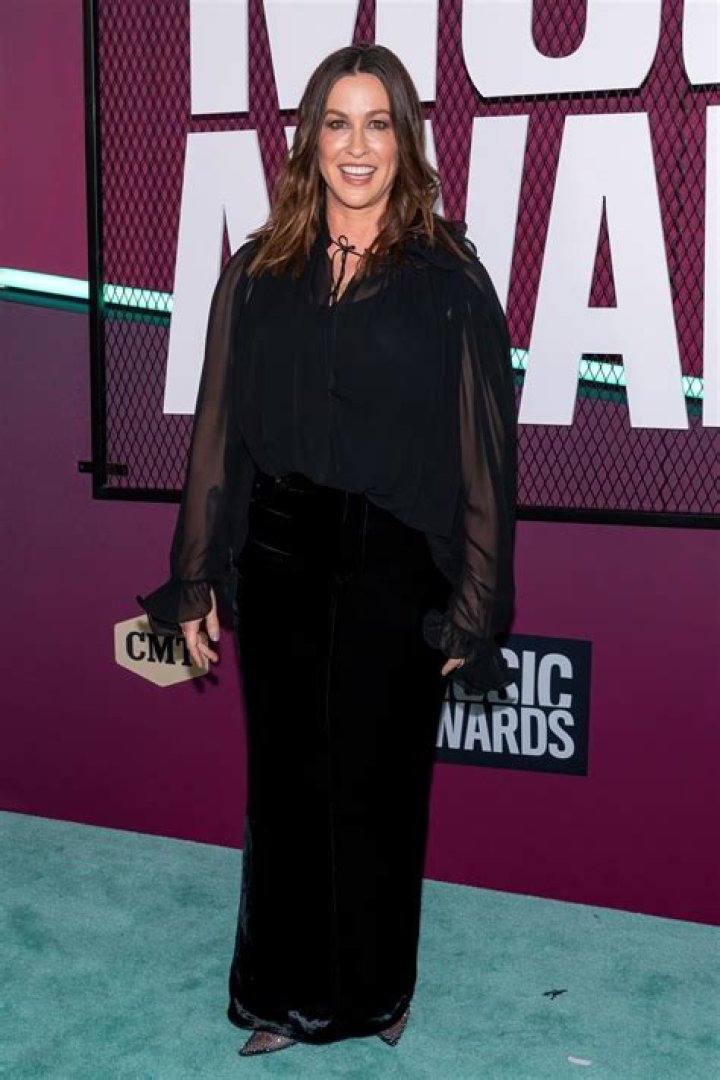 How tall is Alanis Morissette feet?