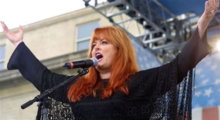 How tall is Wynonna Judd?