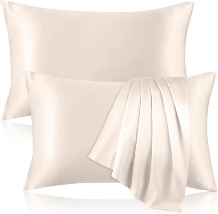 Is 100% polyester pillowcase good for hair?