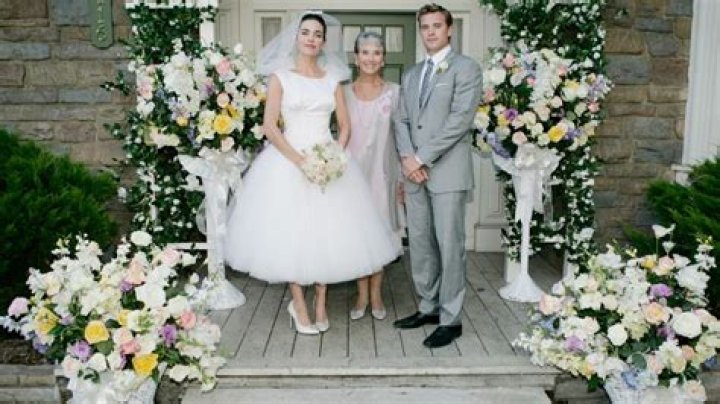 Is Billy Abbott and Victoria Newman brother and sister in real life?