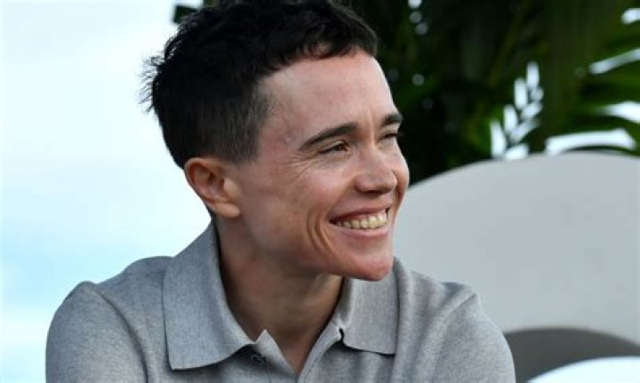 Is Elliot manipulating Jules?