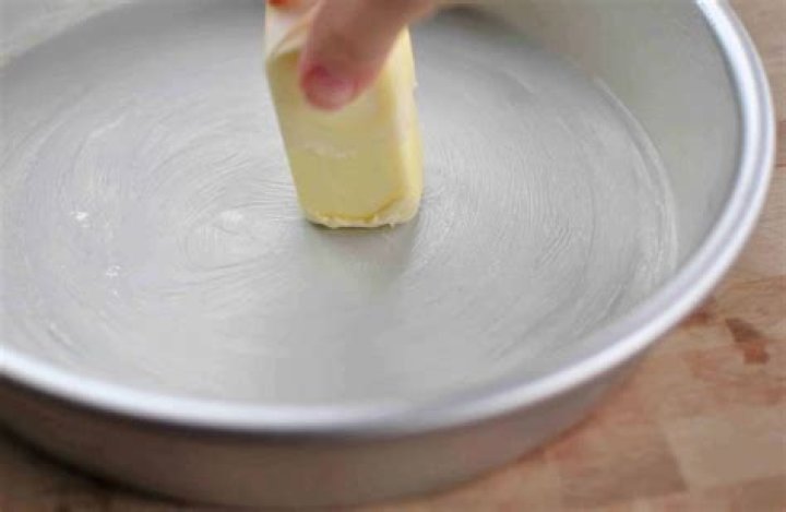 Is it better to grease cake pan with butter or oil?