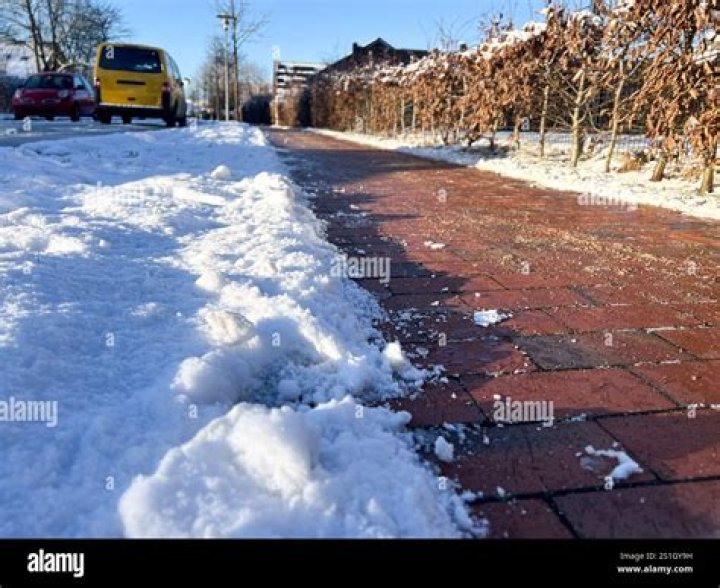 Is kitty litter good for icy sidewalks?
