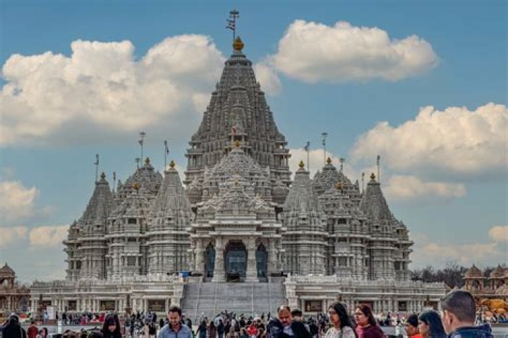 Is there Hindu temple in Pakistan?