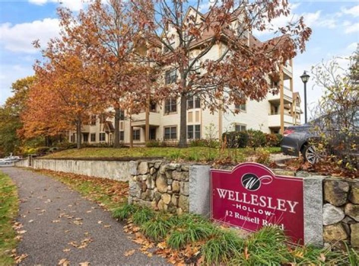 Is Wellesley MA still a dry town?