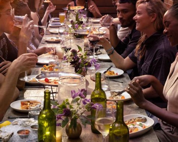 Should couples sit together at dinner parties?