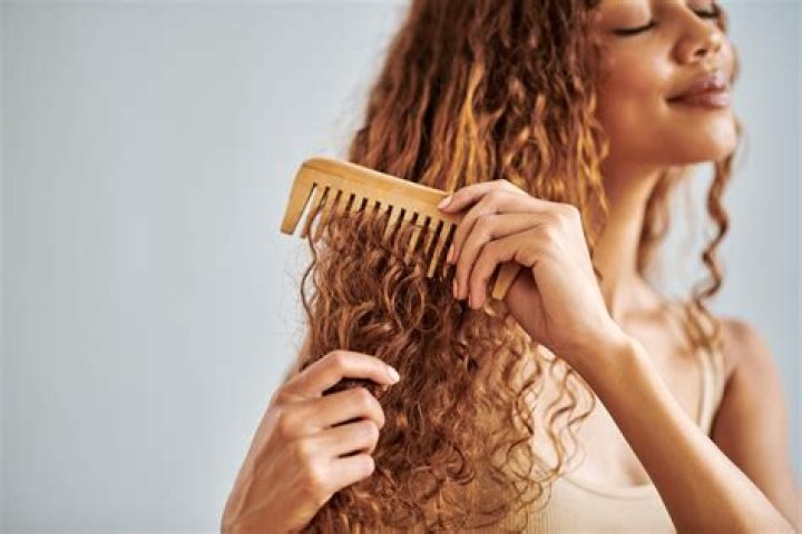 Should you comb wet curly hair?