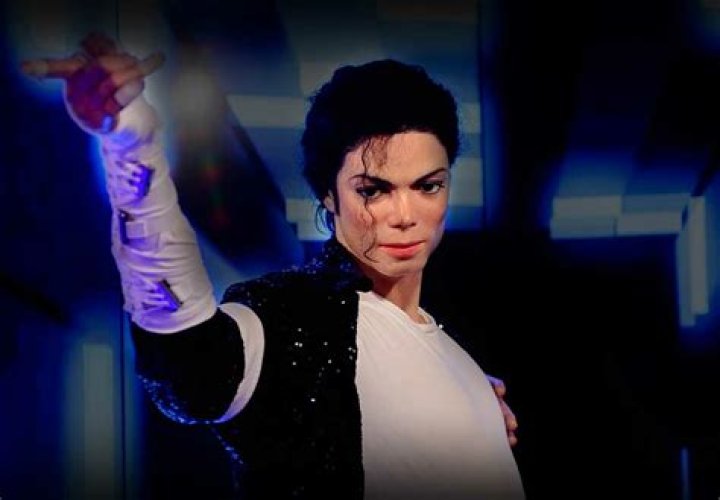 Was Michael Jackson left-handed?