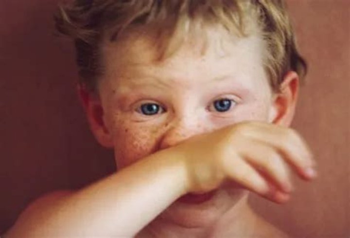 What are the warning signs of tetanus?