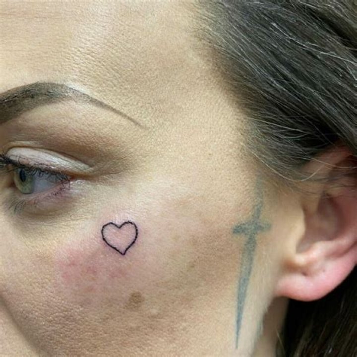 What does a heart tattoo under the eye mean?