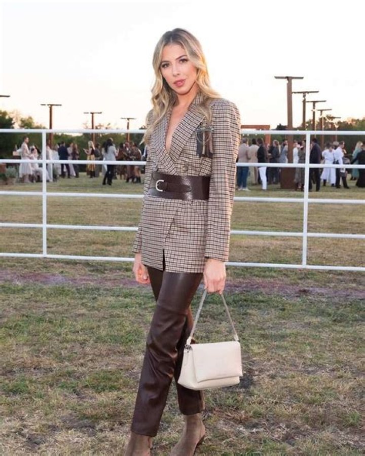 What does Hannah Selleck do for a living?