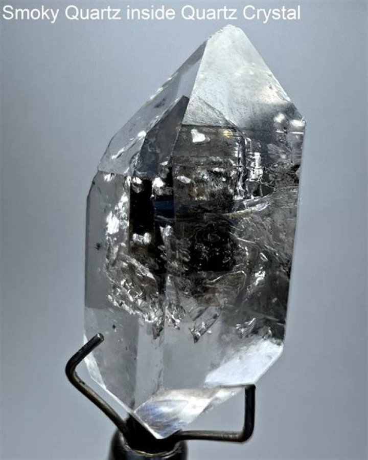 What does quartz crystal look like?