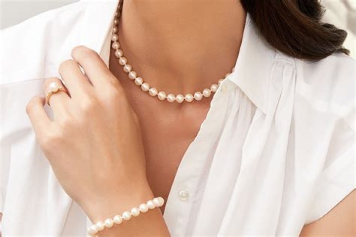 What does she wore a pearl necklace mean?