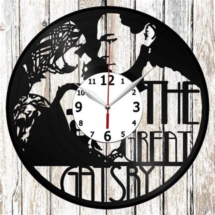 What does the clock Gatsby knocks over symbolize?