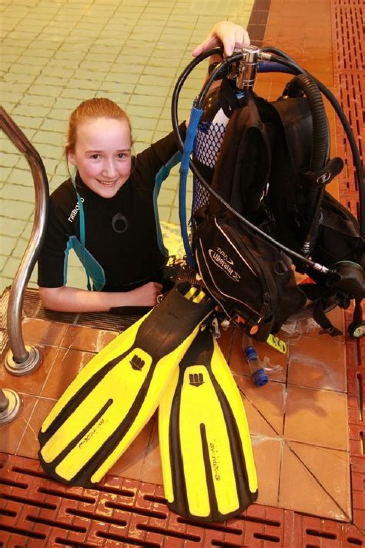 What does the slitting throat signal mean in scuba diving?