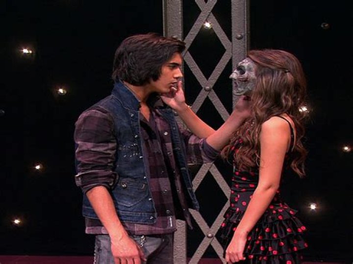 What episode do Tori and André kiss?