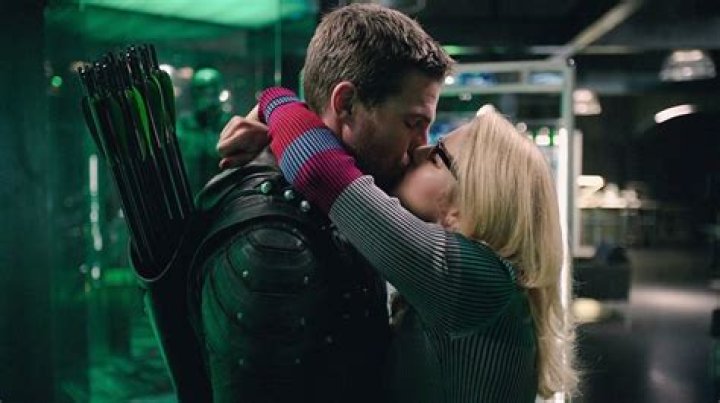 What episode does Arrow kiss Felicity?