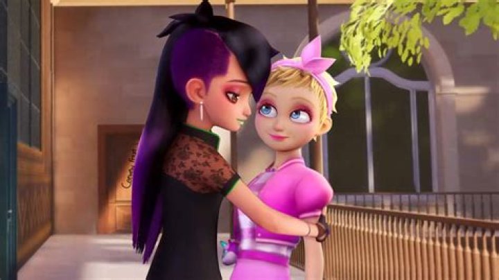 What episode does Juleka and rose kiss?