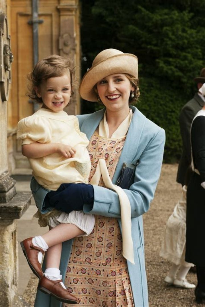 What happened to Edith's daughter in Downton Abbey?