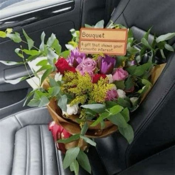 What happens if you give everyone a bouquet in Stardew Valley?