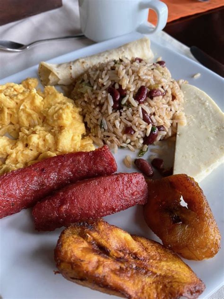 What is a typical breakfast in Costa Rica?