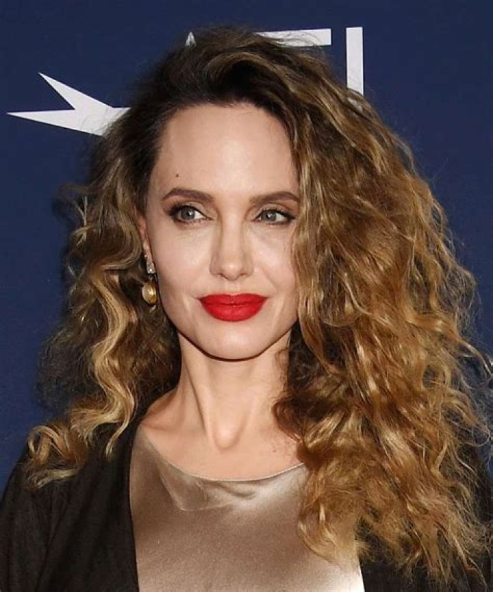 What is Angelina Jolie natural hair color?