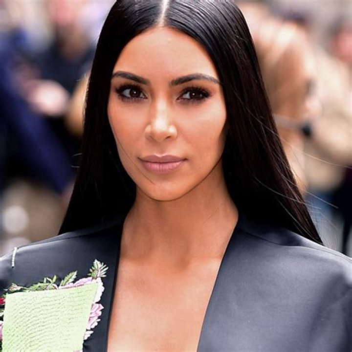 What is Kim Kardashian's natural hair texture?