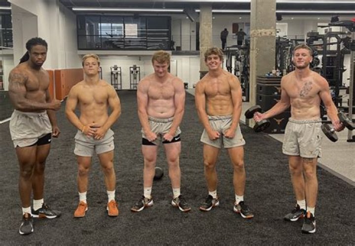 What is Peyton Manning's weight?