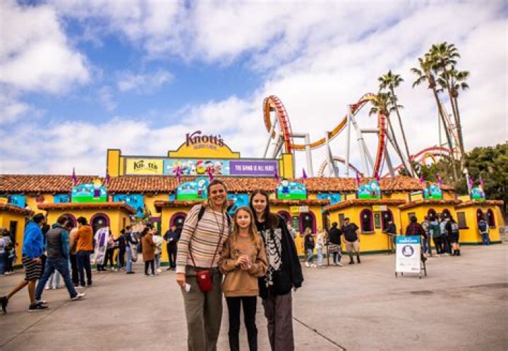 What is the least busy day at Knott's Berry Farm?