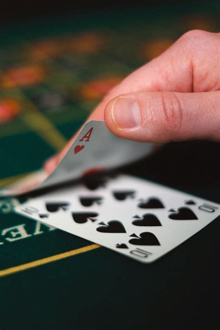 What is the weakest hand in poker?