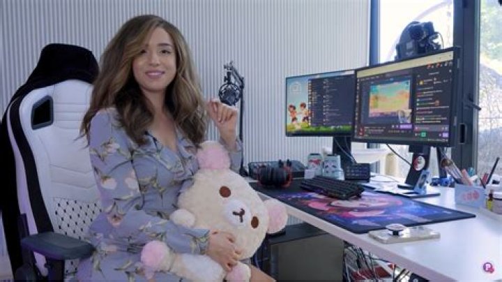 What kind of gaming PC does Pokimane use?