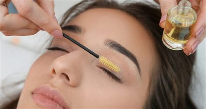 What oil helps eyelashes grow?