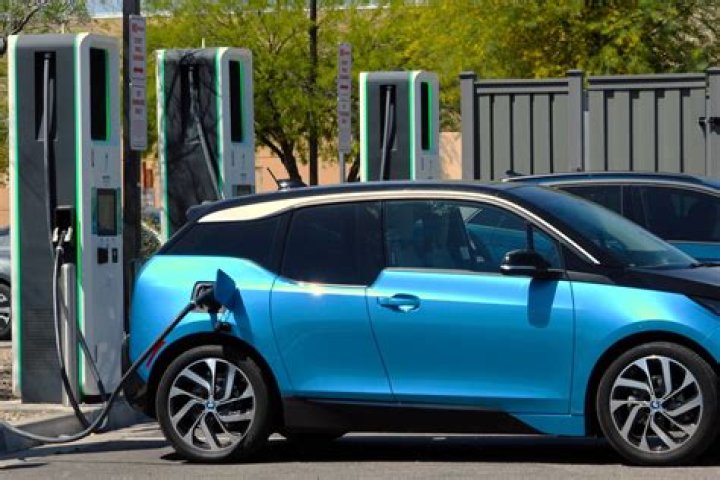 What percent of cars will be electric by 2030?