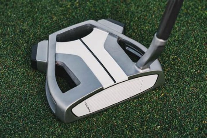 What putter does McIlroy use?