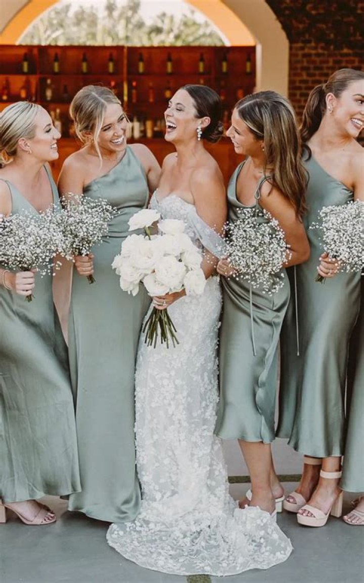 What to do if you are a pregnant bridesmaid?