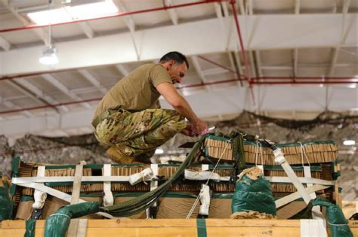 Where do parachute riggers get stationed army?