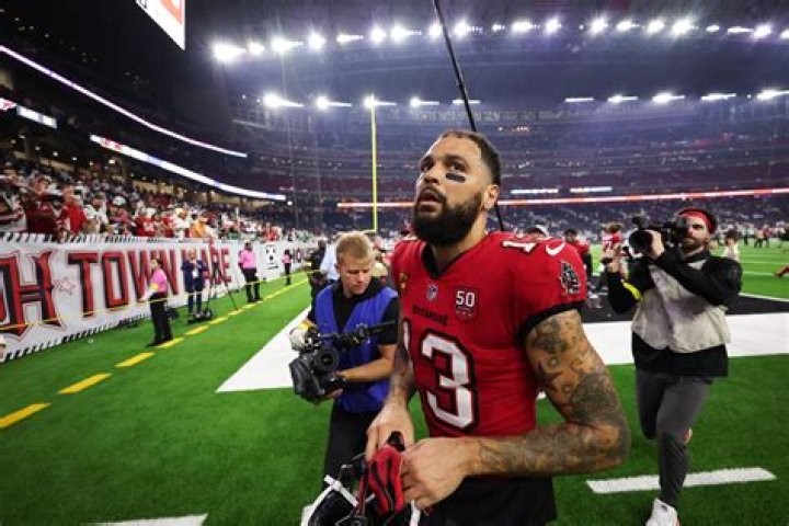 Where is Mike Evans playing?