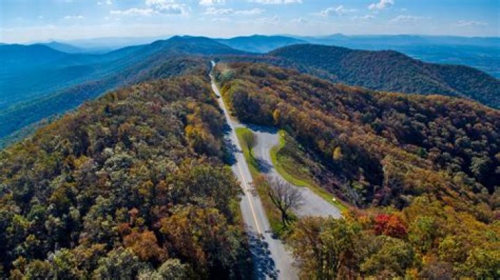 Which is better Skyline Drive or Blue Ridge Parkway?