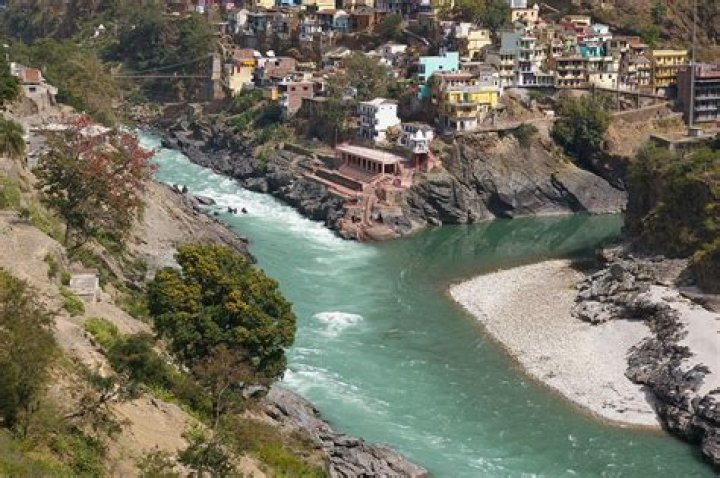 Which rivers meet at Vishnu Prayag?