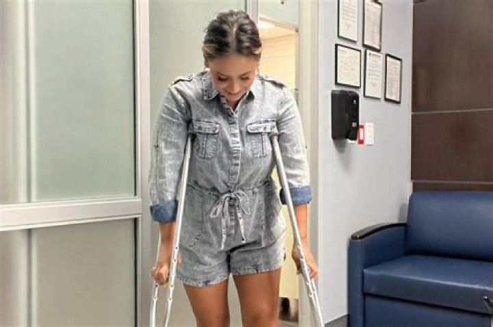 Who broke their leg on Survivor?