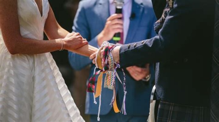 Who can perform a handfasting?