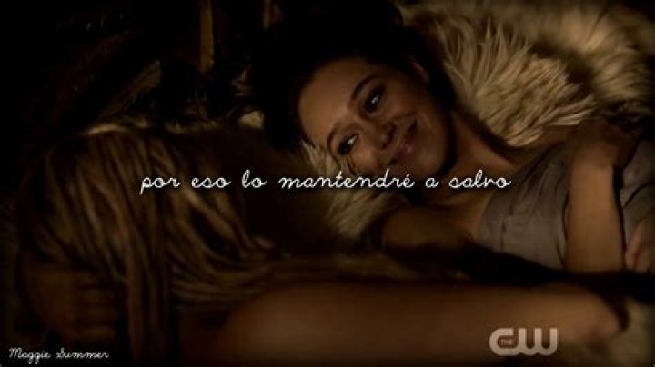 Who does Clarke sleep with in The 100?
