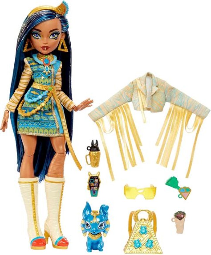 Who does Cleo end up with in Monster High?